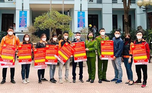 Công an huyện Chương Mỹ tuyên truyền các thủ đoạn lừa đảo chiếm đoạt tài sản để người dân nâng cao cảnh giác.
