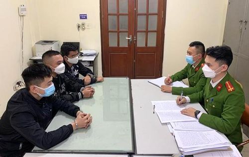 Công an quận Đống Đa lấy lời khai của nhóm đối tượng lừa đảo bằng hình thức đổi tiền qua tài khoản mạng xã hội.