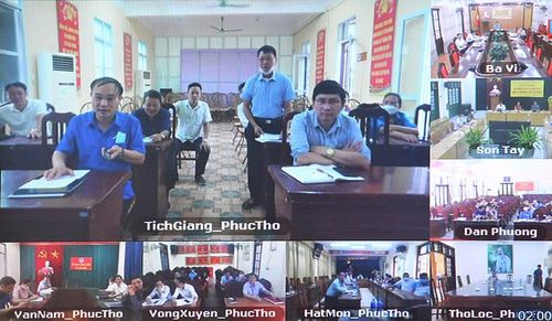 Cử tri huyện Phúc Thọ phát biểu trực tuyến.
