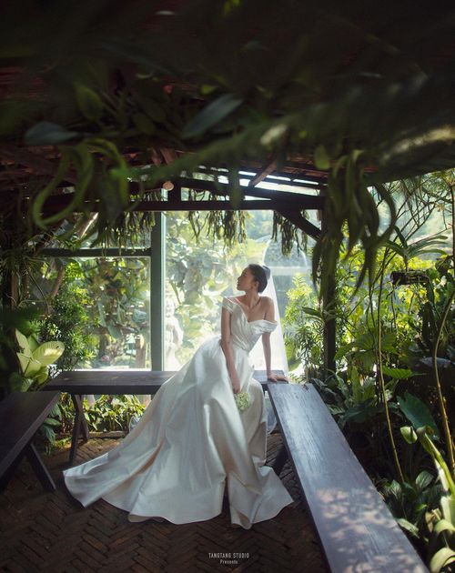  Ngô Thanh Vân diện hai bộ váy trong buổi chụp, gồm một bộ được may bằng chất liệu Mikado cao cấp, bộ khác là chất liệu ren. Tất cả đều giúp tôn vóc dáng mảnh mai của nữ diễn viên. 