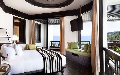 Trong phòng gồm một phòng ngủ với giường cỡ tiêu chuẩn King, đầy đủ bàn làm việc, tủ chứa đồ cùng với một phòng tắm có view ra biển. Ảnh; Chudu24