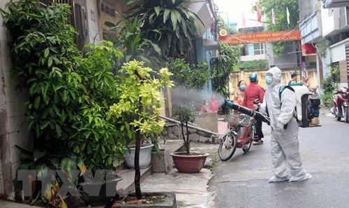 Tổ chức phun hóa chất diệt muỗi tại khu vực có ổ dịch sốt xuất huyết. (Ảnh: Nguyễn Chinh/TTXVN)