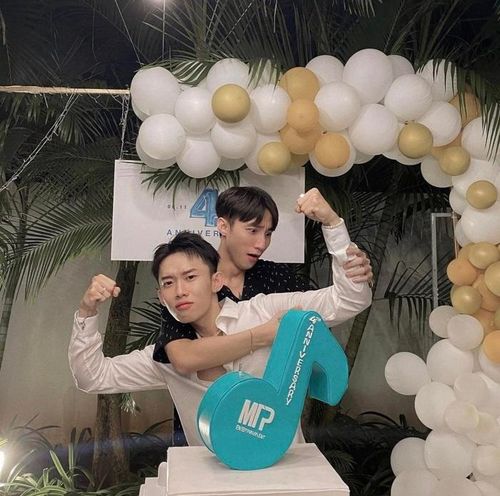 Hình ảnh Kay Trần và Sơn Tùng thân thiết tại một buổi tiệc của công ty