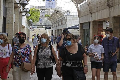 Người dân Israel đeo khẩu trang phòng dịch COVID-19 tại Jerusalem ngày 11/8/2021. Ảnh: AFP/TTXVN