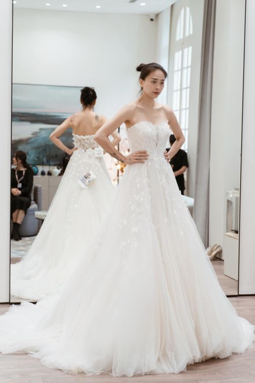 Ngô Thanh Vân cho biết cô chọn những mẫu váy cưới đơn giản.