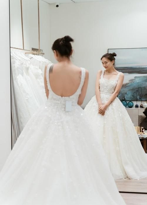 "Sao mình làm đả nữ đánh đấm thì làm lẹ quá mà kêu đi chọn chiếc áo cưới quan trọng nhất của đời mình thì bắt đầu thấy hoa mắt chóng mặt", cô trải lòng.