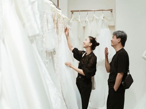 Mới đây, Ngô Thanh Vân khoe loạt ảnh đi thử váy cưới cùng bạn thân Nam Trung. Anh sẽ làm phù dâu cho hôn lễ.