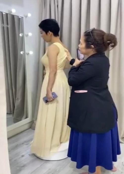 Bạn bè của Ngô Thanh Vân đi may trang phục, làm đẹp để xuất hiện chỉn chu trong đám cưới.