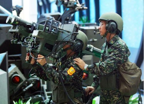 Binh lính Đài Loan (Trung Quốc) thao tác tên lửa phòng không vác vai Stinger trong một triển lãm năm 2005. (Ảnh: Reuters)