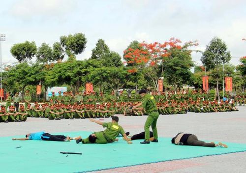 Phần thi tình huống ứng dụng võ thuật CAND hấp dẫn, sôi nổi.