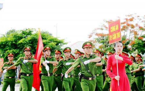 Các đơn vị tham gia phần thi duyệt đội ngũ.
