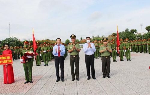 Ban tổ chức cùng lãnh đạo TP Cần Thơ động viên, tặng hoa các đơn vị tham gia Hội thi. 