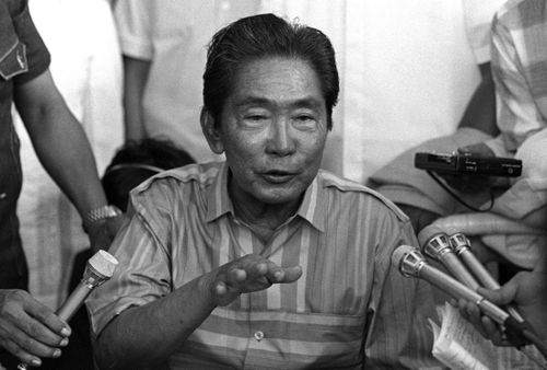  Ông Ferdinand Marcos nói chuyện với các nhà báo trong chiến dịch tranh cử ở tỉnh Ilocos Norte, Laoag, Philippines, ngày 17/12/1985. Ảnh: Reuters. 