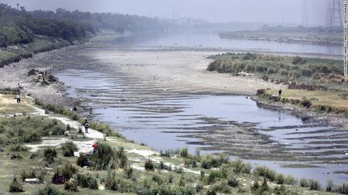 Sông Yamuna ở New Delhi, Ấn Độ, vào ngày 1/5. Ảnh: CNN.