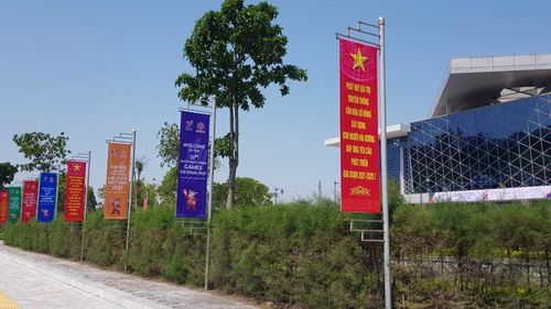 Nhiều tuyến phố được trang hoàng rực rỡ.