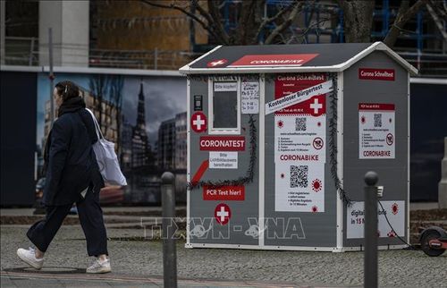 Một điểm xét nghiệm nhanh COVID-19 tại Berlin, Đức, ngày 21/2/2022. Ảnh: AFP/TTXVN
