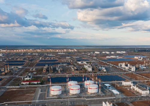 Nhà máy lọc dầu của công ty Lukoil ở Volgograd, Nga. Ảnh: Reuters