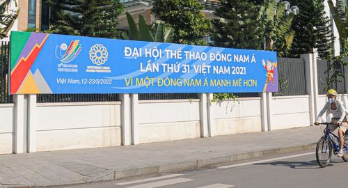 Phía trước trụ sở HĐND - UBND quận Đống Đa (Hà Nội) cũng được trang trí chào mừng SEA Games 31.