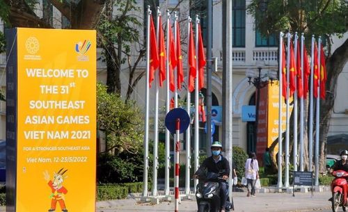 Pano áp phích tuyên truyền SEA Games 31 tại khu vực hồ Hoàn Kiếm