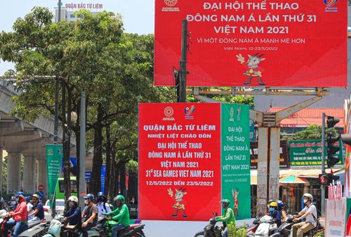 Đường phố Thủ đô như được "khoác áo mới" rực rỡ sắc màu.