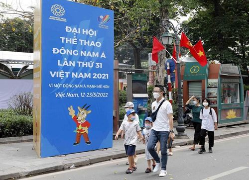 Nhiều tuyến phố của Hà Nội được trang hoàng bởi băng rôn, pano, áp phích đa dạng về kích thước, màu sắc bắt mắt.