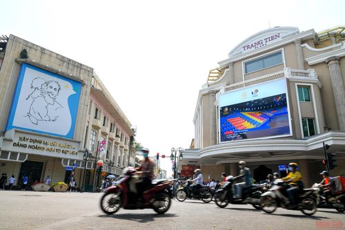 Màn hình điện tử cỡ lớn tại các Trung tâm thương mại thường xuyên trình chiếu và cập nhật bản tin SEA Games 31 bằng tiếng Anh phục vụ du khách nước ngoài. (Ảnh: THÀNH ĐẠT)
