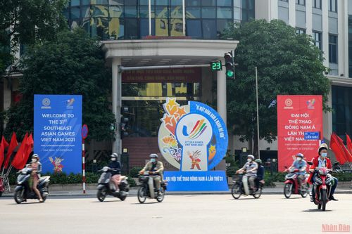 Ngã tư Liễu Giai với cụm mô hình và pano tuyên truyền SEA Games 31. (Ảnh: THÀNH ĐẠT)