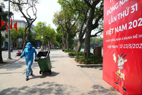 Đường phố luôn được nhân viên môi trường thu dọn rác thải giữ cho Thủ đô luôn xanh, sạch, đẹp trong kỳ SEA Games 31. (Ảnh: THÀNH ĐẠT)