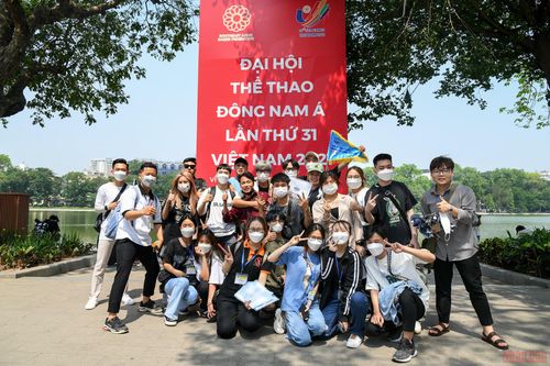 Các bạn trẻ thích thú check-in với pano, áp phích tuyên truyền SEA Games 31 được đặt tại khu vực hồ Hoàn Kiếm. (Ảnh: THÀNH ĐẠT)