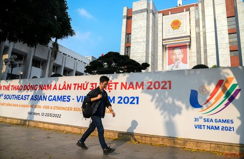 Áp phích kích thước lớn cổ động cho SEA Games 31 được bố trí phía trước cửa UBND TP Hà Nội. (Ảnh: THÀNH ĐẠT)