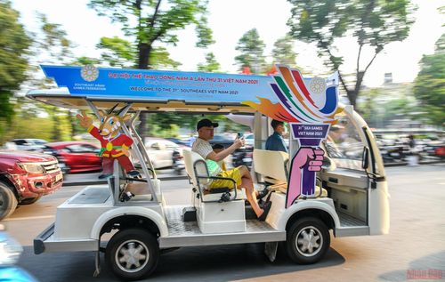 Dịch vụ xe điện du lịch phố cổ cũng được gắn logo, biểu trưng SEA Games 31 nhằm kích cầu du lịch . (Ảnh: THÀNH ĐẠT)
