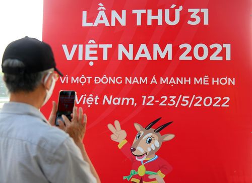 Nhiều người dân cảm thấy thích thú trước tạo hình linh vật và các biểu tượng trên băng rôn chào đón SEA Games 31. (Ảnh: THÀNH ĐẠT)