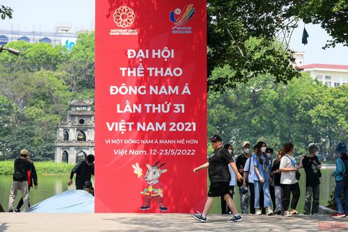 Pano, áp phích tuyên truyền SEA Games 31 được đặt tại khu vực hồ Hoàn Kiếm. (Ảnh: THÀNH ĐẠT)