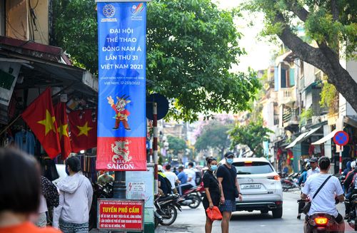  Băng rôn, áp phích tuyên truyền SEA Games 31 được treo trên nhiều tuyến phố cổ Hà Nội. (Ảnh: THÀNH ĐẠT)