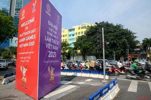 Thành phố cũng trang trí, lắp dựng các cụm pano 2 mặt, 3 mặt, 4 mặt tại dải phân cách và các trục đường, tuyến phố, khu vực trung tâm. (Ảnh: THÀNH ĐẠT)