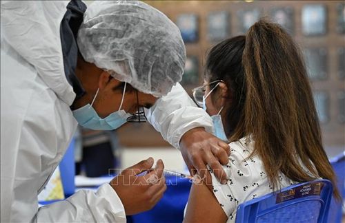 Nhân viên y tế tiêm vaccine ngừa COVID-19 cho trẻ em tại La Paz, Nam Phi. Ảnh: AFP/TTXVN