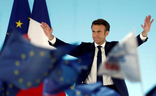 Người ủng hộ ông Macron vẫy cờ EU sau khi kết quả bầu cử tổng thống vòng 1 được thông báo. Ảnh: Reuters.