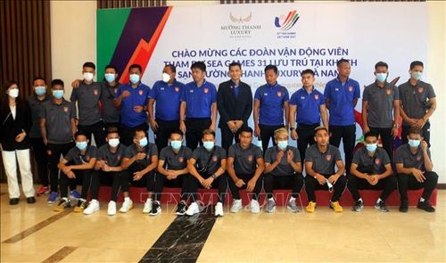 Các cầu thủ và ban huấn luyện đội bóng Futsal nam Myanmar chụp ảnh lưu niệm tại khách sạn.