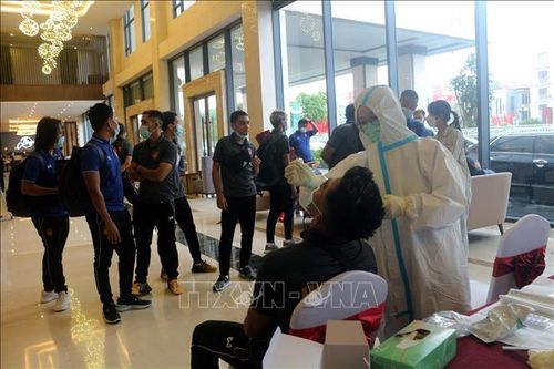 Ban tổ chức địa phương tiến hành test nhanh COVID-19 ngay tại sảnh khách sạn cho toàn đội Futsal nam Myanmar.