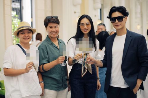 Ngô Thanh Vân và Huy Trần còn gửi kèm tấm thiệp có chữ ký với nội dung: "Xin được gửi lời tri ân gia đình và bạn bè đến ngày trọng đại của hai đứa. Xin cảm ơn sự hỗ trợ, nâng đỡ, tình yêu thương và những lời chúc phúc mọi người dành cho Vân và Huy".
