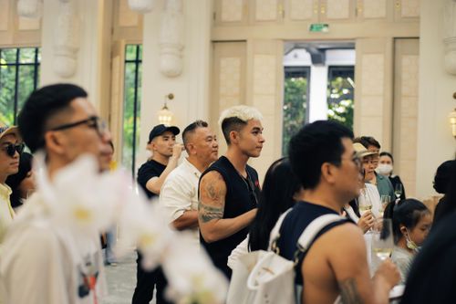 Jun Phạm là một trong những phù rể của lễ cưới. Anh chia sẻ: "Về phòng đã thấy chiếc áo của rể phụ vừa vặn nằm trên giường - chạy đâu cho thoát".