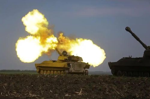 Pháo tự hành của quân đội Ukraine khai hỏa ở khu vực Kharkiv. Ảnh: Reuters.
