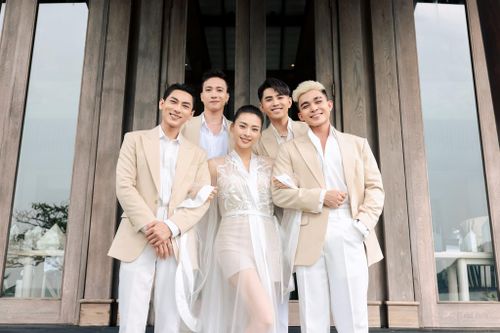 Cùng thời điểm, Isaac, Jun Phạm hay Will cũng chia sẻ những khoảnh khắc trước giờ cử hành hôn lễ của đàn chị. Họ và ST Sơn Thạch từng hoạt động trong nhóm nhạc 365 do Ngô Thanh Vân đào tạo. 4 thành viên là phù rể trong hôn lễ. Trong khi đó, Nam Trung và Xuân Lan là phù dâu.