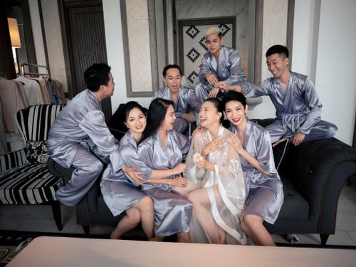 Trước giờ tổ chức hôn lễ, Ngô Thanh Vân chia sẻ hình ảnh bên gia đình và những bạn bè thân thiết. Nữ diễn viên cho biết đó là những khách mời đại diện nhà gái. Ngô Thanh Vân và nhóm bạn bè có một bữa tiệc nhỏ trước buổi lễ trọng đại. Đả nữ cho biết cô đã sẵn sàng để bước vào khoảnh khắc đáng nhớ nhất cuộc đời.