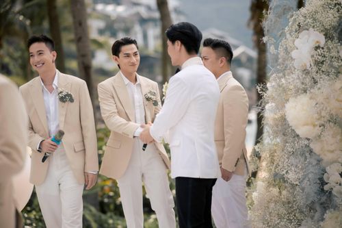  Có mối quan hệ rộng trong và ngoài giới giải trí song Ngô Thanh Vân quyết định mời số lượng hạn chế bởi muốn ngày trọng đại diễn ra trong không khí thân tình, gần gũi. 4 thành viên của nhóm 365, siêu mẫu Xuân Lan, chuyên gia trang điểm Nam Trung là những người bạn của giới giải trí góp mặt. 
