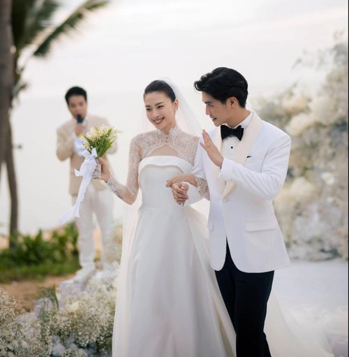 Trong khi Nam Trung đảm nhận vai trò dẫn dắt buổi lễ, nhóm 365 tái hợp, thể hiện ca khúc Mãi mãi bên em tặng vợ chồng "đả nữ". 