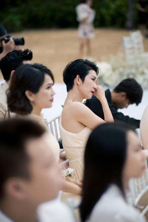  Chứng kiến khoảnh khắc hạnh phúc của bạn thân, ở hàng ghế khách mời, Xuân Lan đã rơi nước mắt. Cựu siêu mẫu từng chia sẻ về tình bạn với Ngô Thanh Vân: "Vân là đứa mình yêu lắm. Cả đời Vân có mấy đứa bạn. Nhưng đứa nào cũng nặng lòng thương Vân. Vân buồn, stress, cô đơn, tự hào, thất vọng, khổ đau, tổn thương, thành công, vui vẻ thì cả đám cũng đều lao đầu vào ôm ấp, dỗ dành. Đến giờ, Vân lấy chồng, cả đám trào nước mắt, vừa khóc vừa cười vì hạnh phúc theo". 