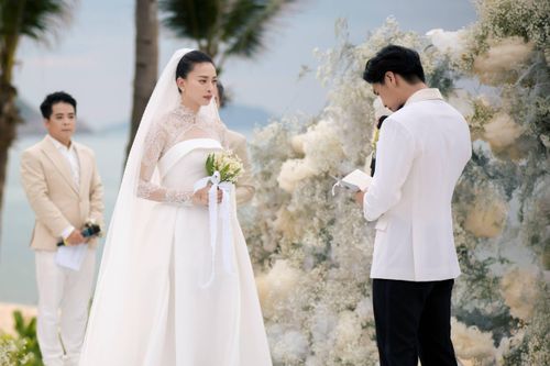  "Huy hứa nói ‘chồng yêu vợ’ mỗi ngày. Huy hứa luôn lắng nghe, luôn cười và khóc cùng Vân. Sẽ là người ở cạnh nắm tay Vân cùng vượt qua dù có chuyện gì xảy ra. Huy hứa khám khá thế giới cùng Vân. Huy sẽ là người chồng, người cha tốt, luôn lắng nghe, thấu hiểu và nắm tay Vân vượt qua sóng gió. Huy sẽ luôn là người xin lỗi trước nếu hai vợ chồng giận nhau", nam doanh nhân nói. 