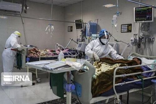 Nhân viên y tế điều trị cho bệnh nhân COVID-19 tại một bệnh viện ở Iran. (Ảnh: IRNA/TTXVN)