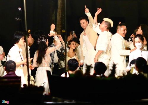 Cô dâu, chú rể cùng khách mời khiêu vũ trong tiệc cưới. Ảnh: Quỳnh Danh.
